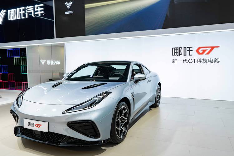 广州228哪吒汽车在智能汽车领域的表现，领途汽车在新能源汽车市场中的影响力